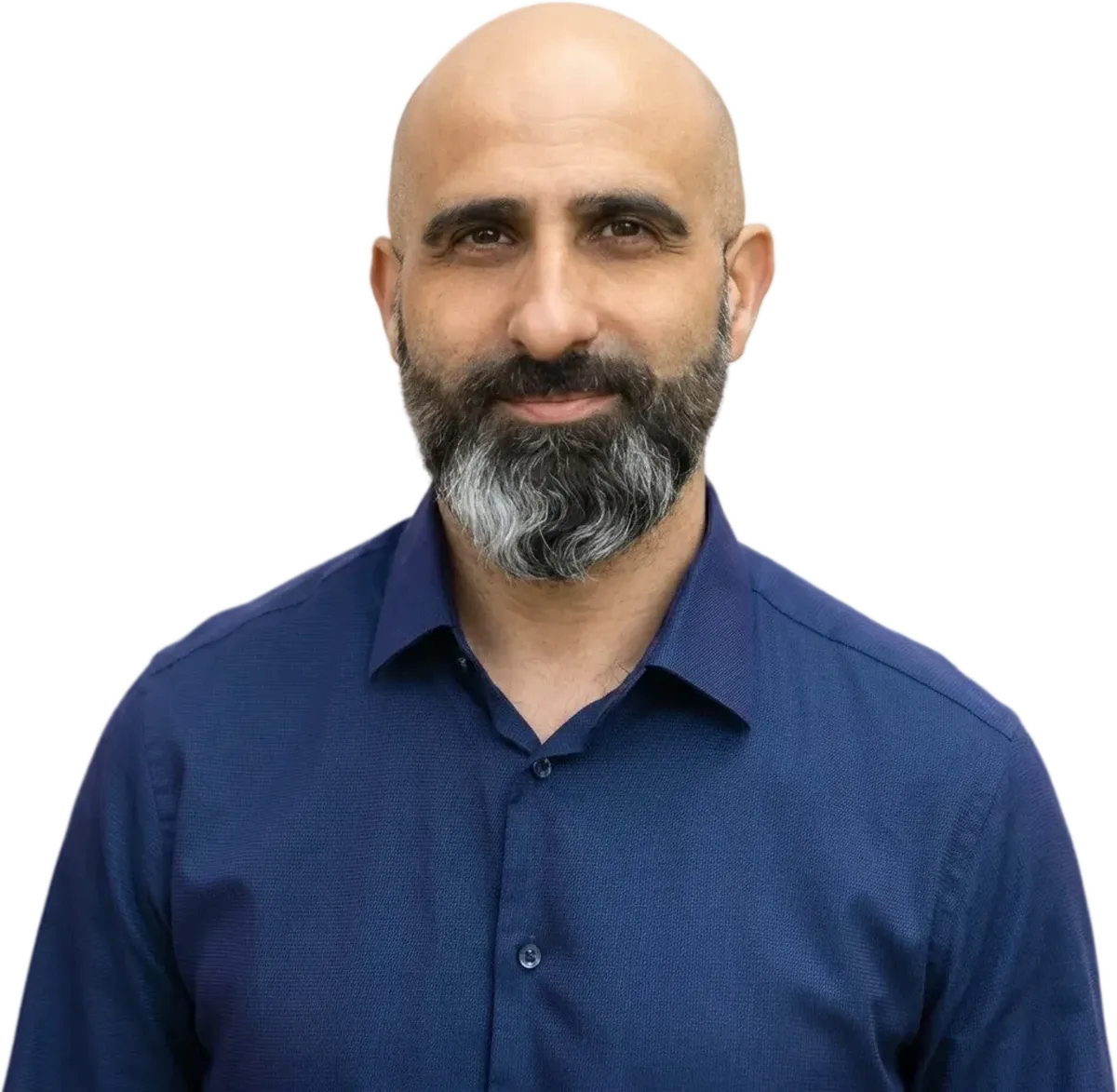 Nader „SAM“ Samadi Tehrani im dunkelblauen Hemd, freigestellt vor dem Seitenhintergrund. Er blickt in die Kamera.